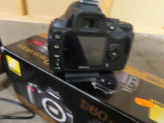 Kamera NIKON D60 18-55VR med stativ