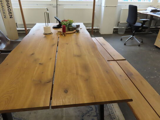 Spisebord med 3 stk. bænke