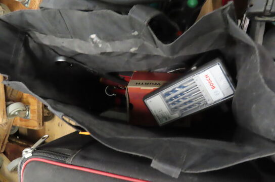 2 stk. værktøjskasser og poser med diverse værktøj