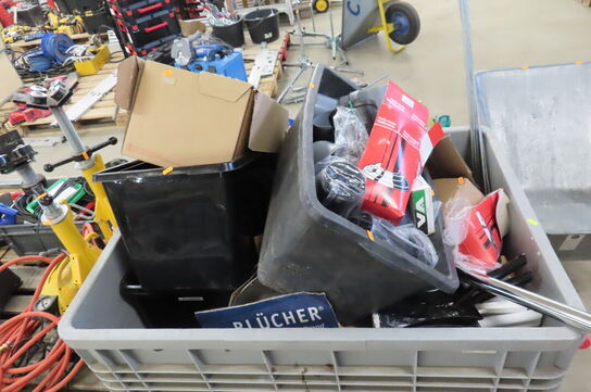 Pallekar med diverse byggematerialer