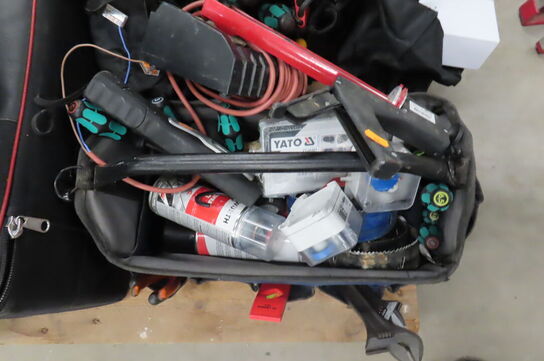 2 stk. værktøjskasser og poser med diverse værktøj