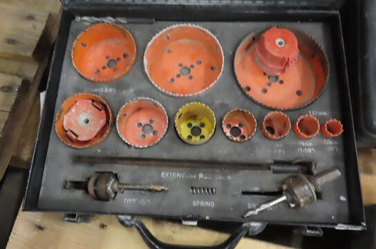 2 stk. Arbejdsbukke samt diverse hulsavsæt