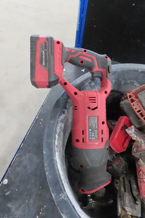 Spand med diverse Akku-Værktøj