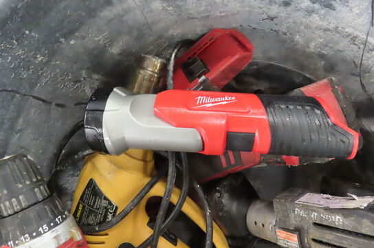 Spand med diverse Akku-Værktøj