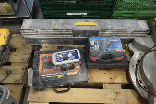 2 stk. Arbejdsbukke samt diverse hulsavsæt