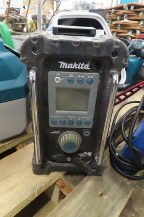 Arbejdsradio samt akku-støvsuger MAKITA