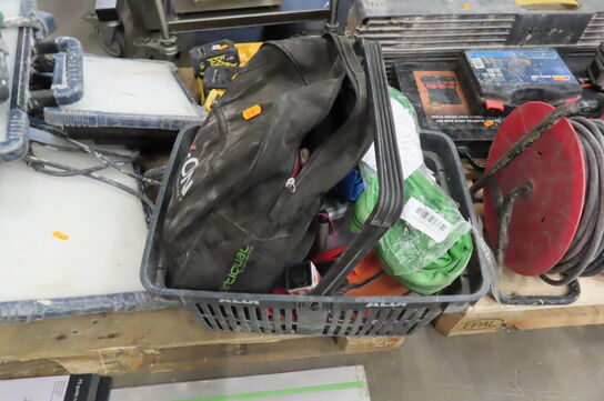 faldsikringssele samt kasse med diverse værktøj