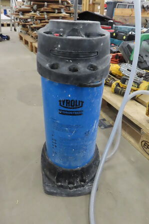 Vandtank med pumpe THYROLIT