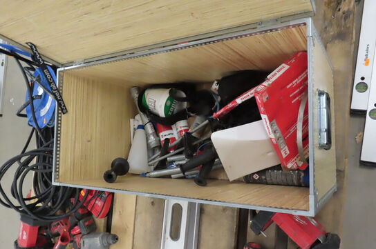 Plyfakasse med diverse værktøj