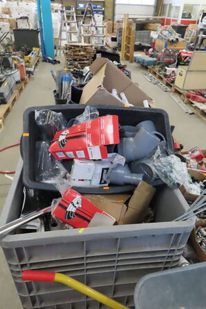 Pallekar med diverse byggematerialer