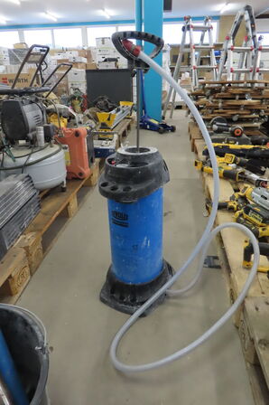 Vandtank med pumpe THYROLIT