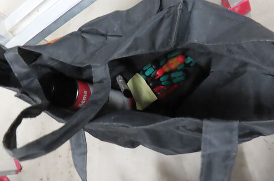 2 stk. værktøjskasser og poser med diverse værktøj