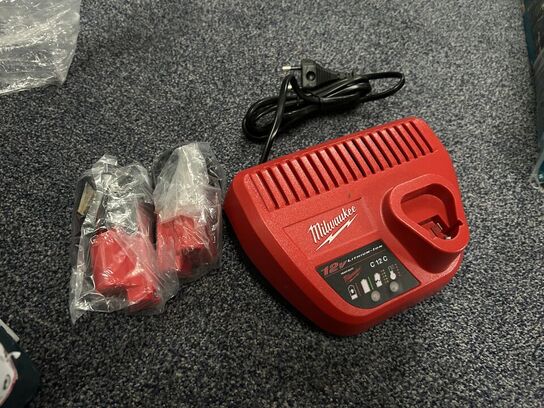 MILWAUKEE Lader + batterier