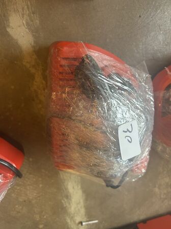 MILWAUKEE Lader + batterier