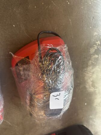 MILWAUKEE Lader + batterier