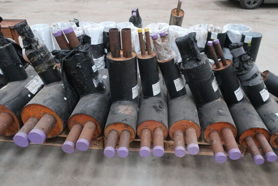 *LYNAUKTION* & Green Project ApS - Parti af fjernvarmerør og  90 -palle med fittings og 85 pallerammer