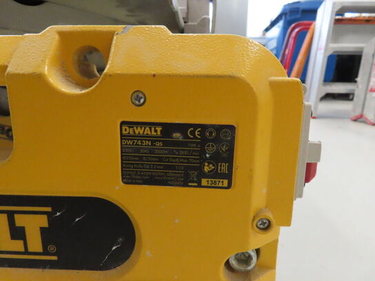 Vendbar kap-/geringssav, DEWALT DW743N