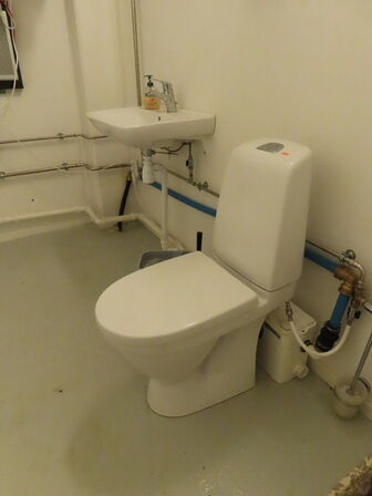 Toilet, vask og vandvarmer