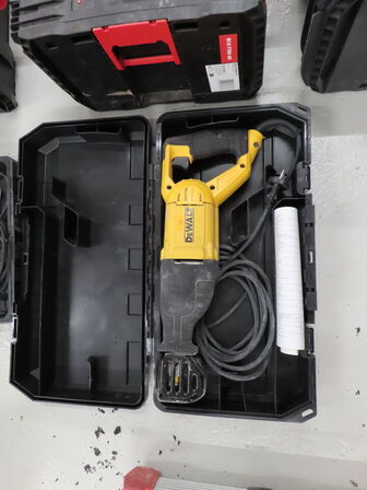 Bajonetsav, DEWALT DWE305