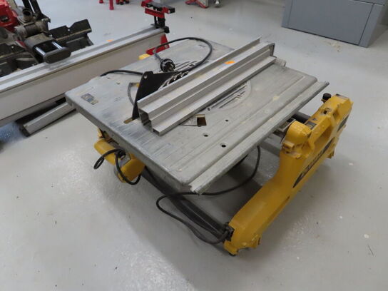 Vendbar kap-/geringssav, DEWALT DW743N