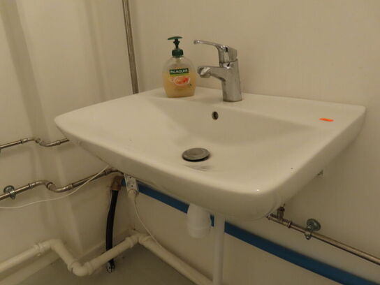 Toilet, vask og vandvarmer