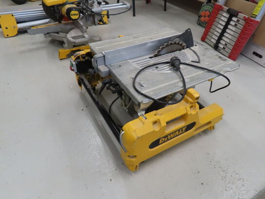 Vendbar kap-/geringssav, DEWALT DW743N