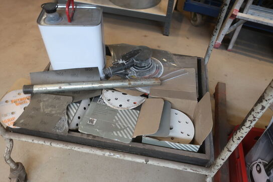 2 stk. rullevogne med indhold og reol med indhold