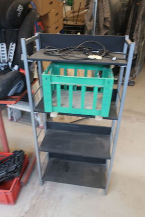 2 stk. rullevogne med indhold og reol med indhold