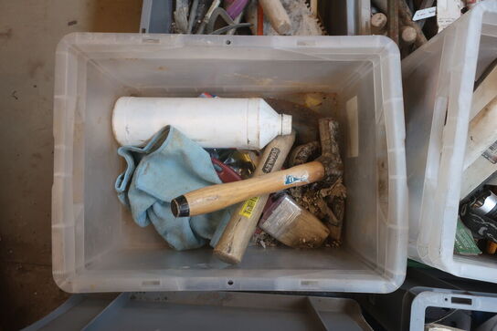 Indhold i bur, værktøj m.m.