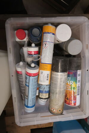 Palle med fugemasse, bilplejemiddel m.m.