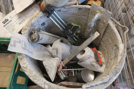 Indhold i bur, værktøj m.m.