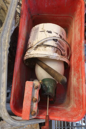 Indhold i bur, værktøj m.m.