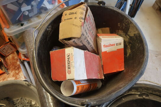 Palle med værktøj, materialer, klodser m.m.