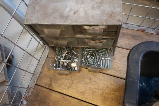 Indhold i bur, værktøj m.m.