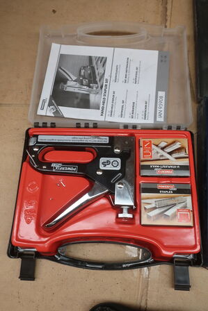 Bor, hulbor, hæftemaskine og loddelkolbe