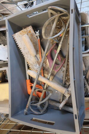 Indhold i bur, værktøj m.m.