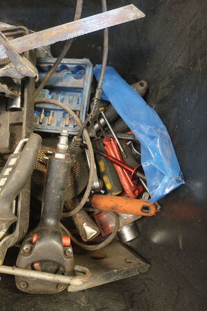 Bajle med maskiner og værktøj