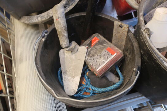 Indhold i bur, værktøj m.m.