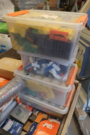 Palle med værktøj, materialer, klodser m.m.