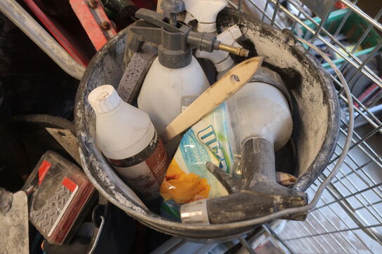 Indhold i bur, værktøj m.m.