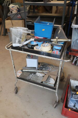 2 stk. rullevogne med indhold og reol med indhold