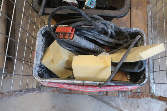 Indhold i bur, værktøj m.m.