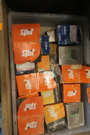 Palle med værktøj, materialer, klodser m.m.