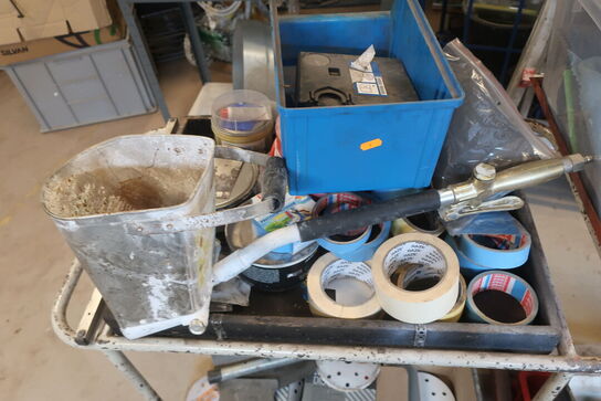 2 stk. rullevogne med indhold og reol med indhold