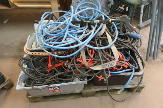 Palle med div. Kabler, startkabler m.m.