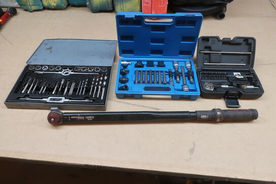 Momentnøgle, gevindskæresæt, rengøringssæt m.m.