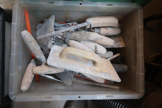 Indhold i bur, værktøj m.m.