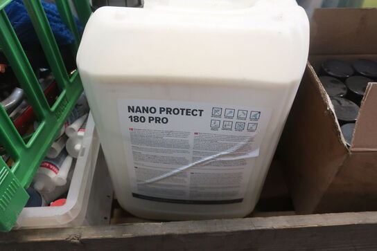 Palle med fugemasse, bilplejemiddel m.m.