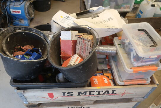 Palle med værktøj, materialer, klodser m.m.