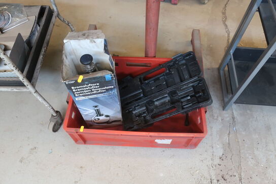 2 stk. rullevogne med indhold og reol med indhold